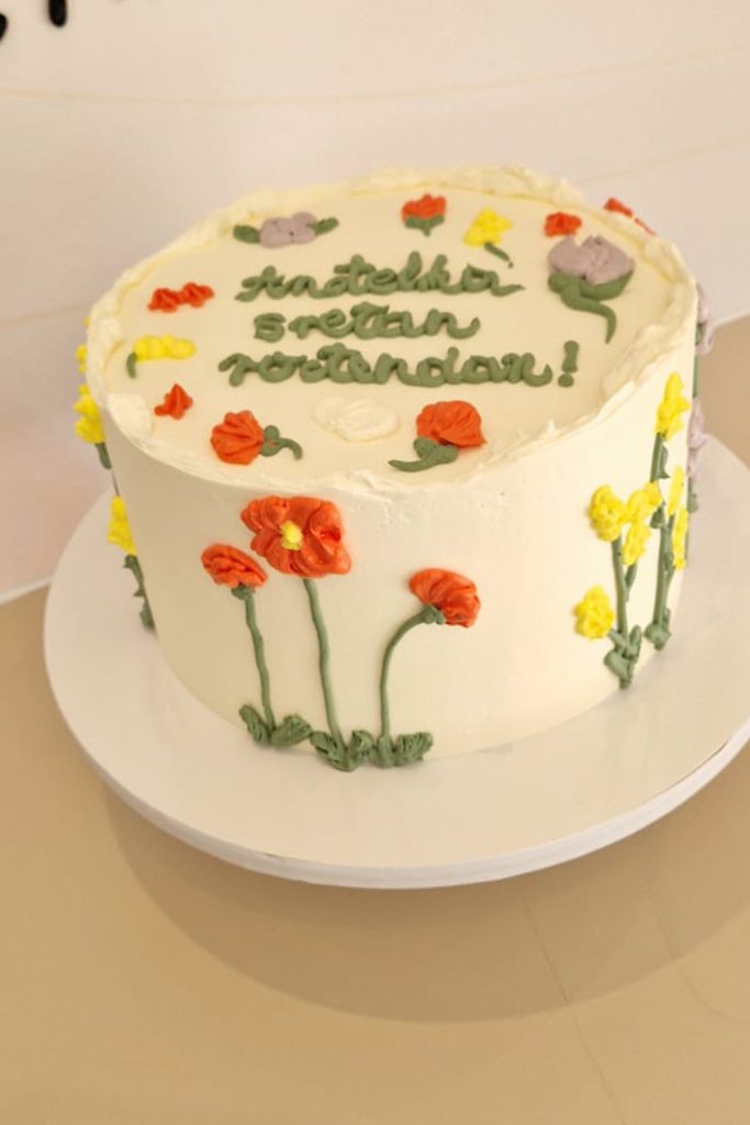 prigodna torta sretan rođendan, cvijece